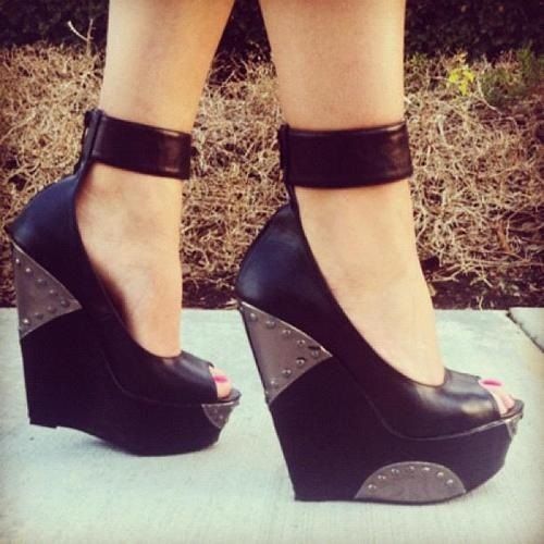 Eleganta Svarta Peep-Toe Wedge Sandaler