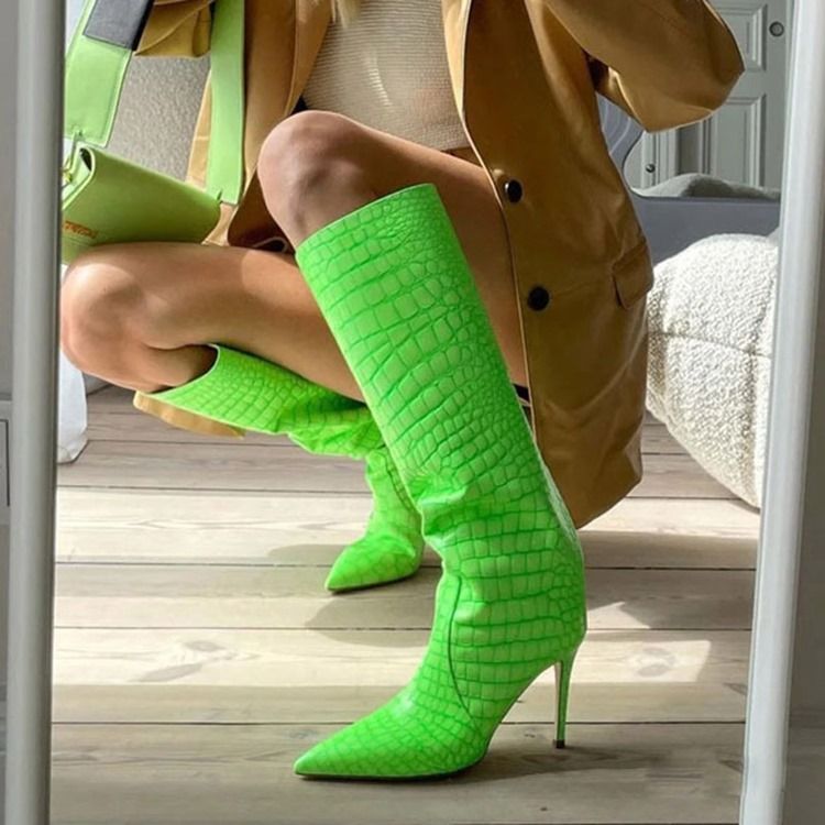 Vanliga Slip-On Stövlar Med Spetsad Tå Alligatormönster