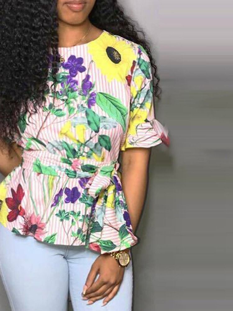 Asymmetrisk Blus Med Utsvängning I Afrikanskt Mode
