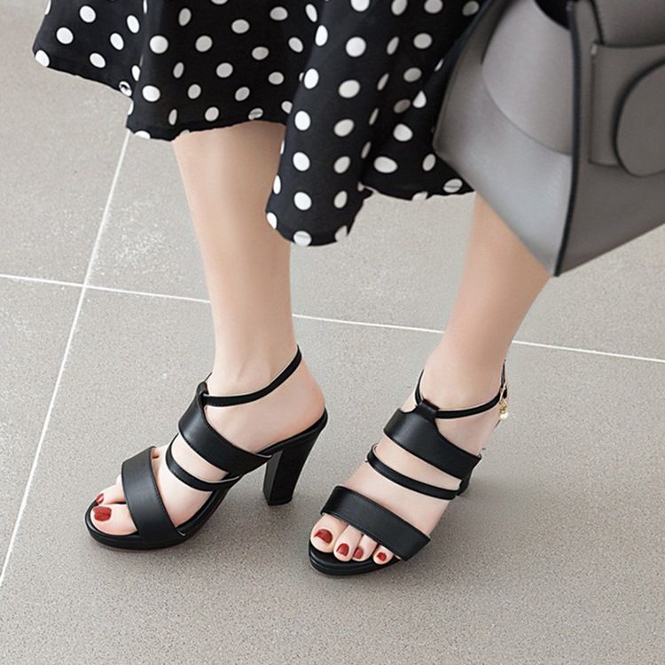 Sandaler I Tålinje-Stil Med Chunky Häl Med Spänne