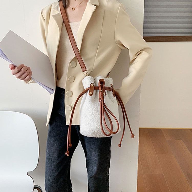 Enkla Fatformade Crossbody-Väskor