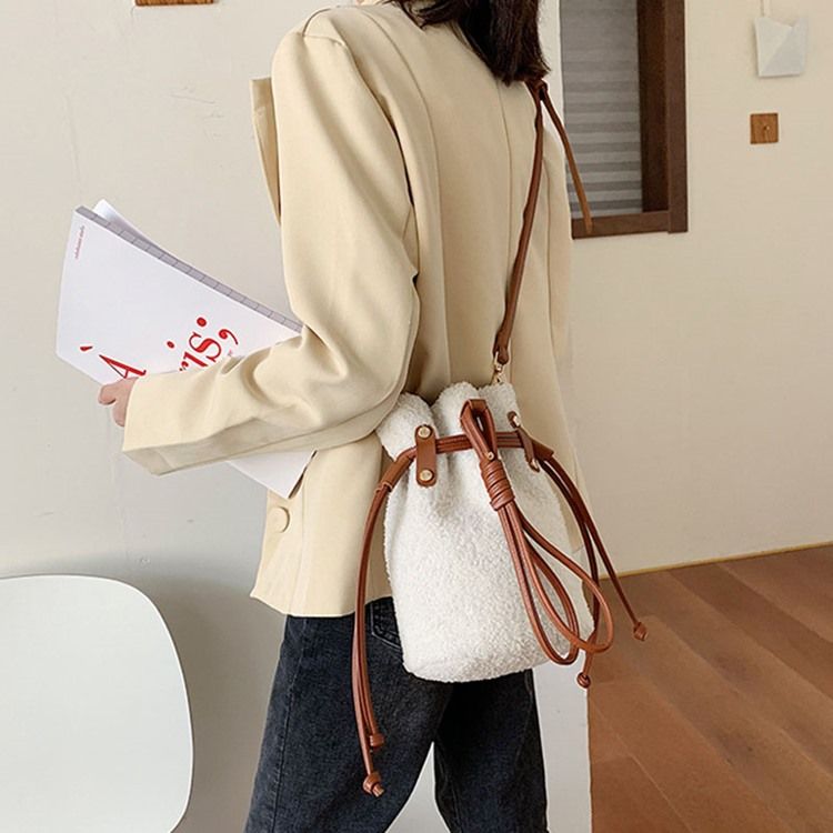 Enkla Fatformade Crossbody-Väskor