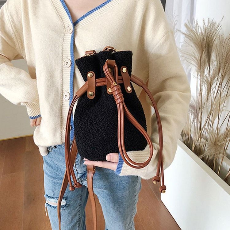 Enkla Fatformade Crossbody-Väskor