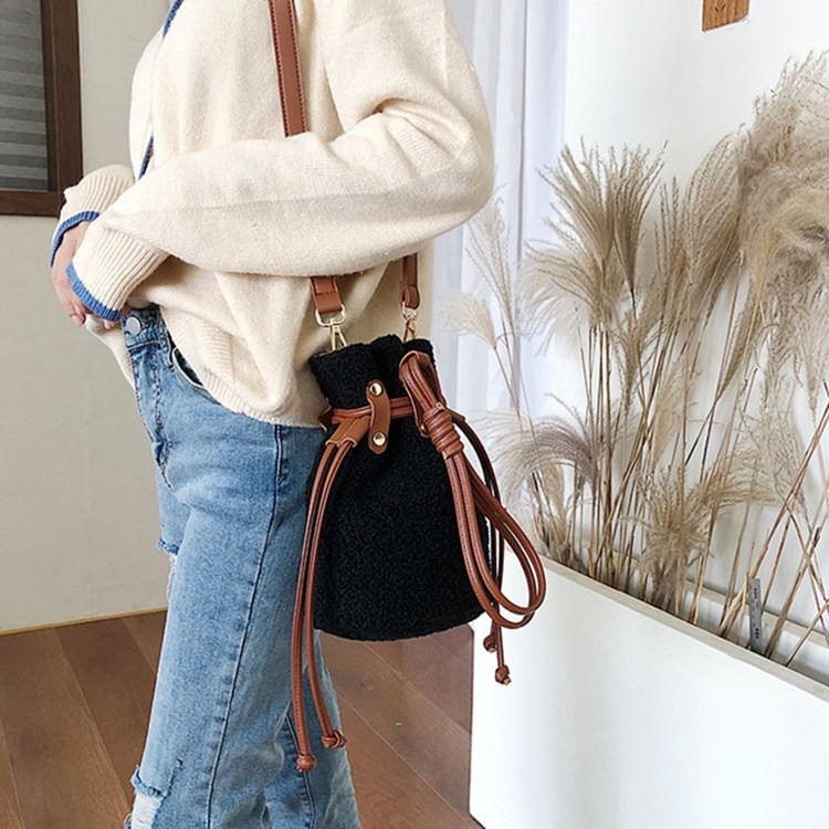 Enkla Fatformade Crossbody-Väskor