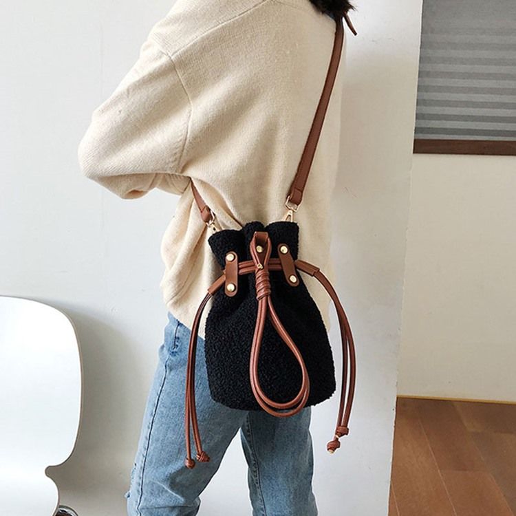 Enkla Fatformade Crossbody-Väskor