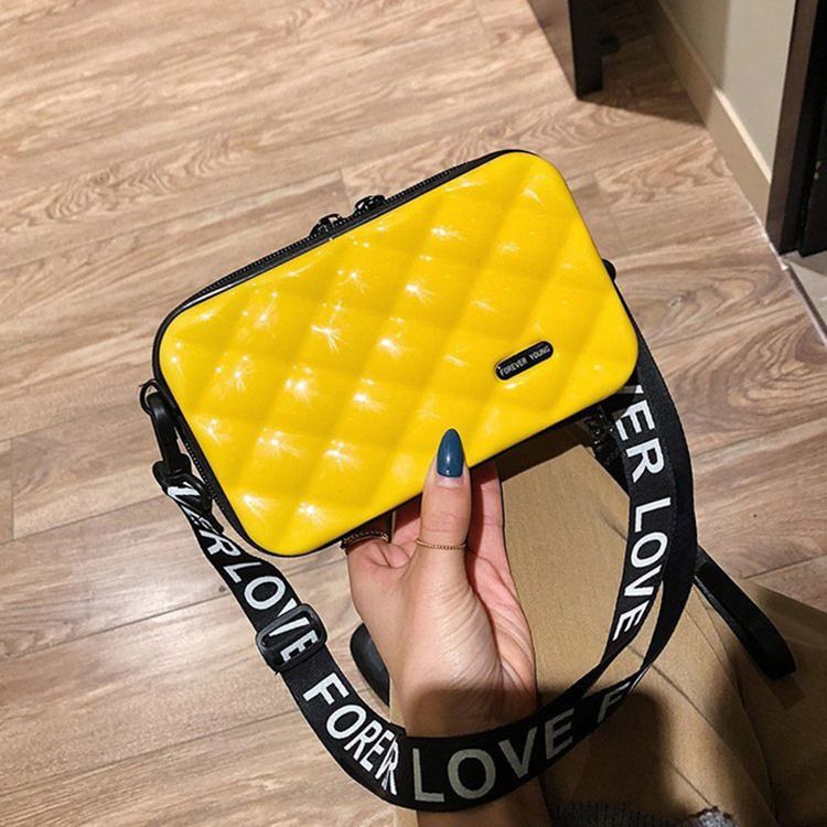 Rutpräglade Pvc Flap Crossbody-Väskor