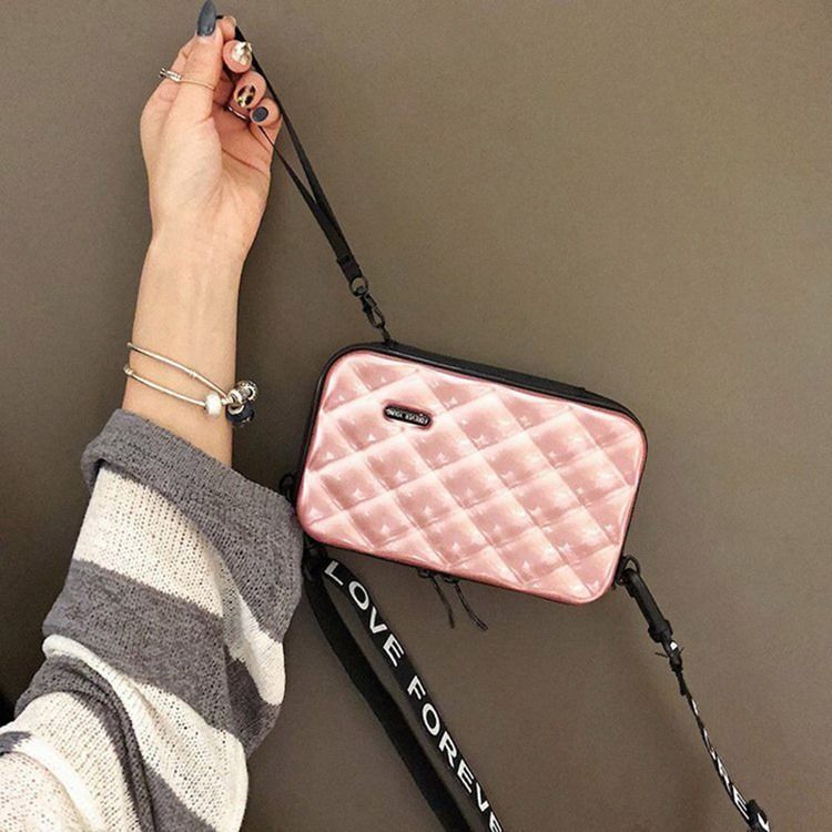 Rutpräglade Pvc Flap Crossbody-Väskor