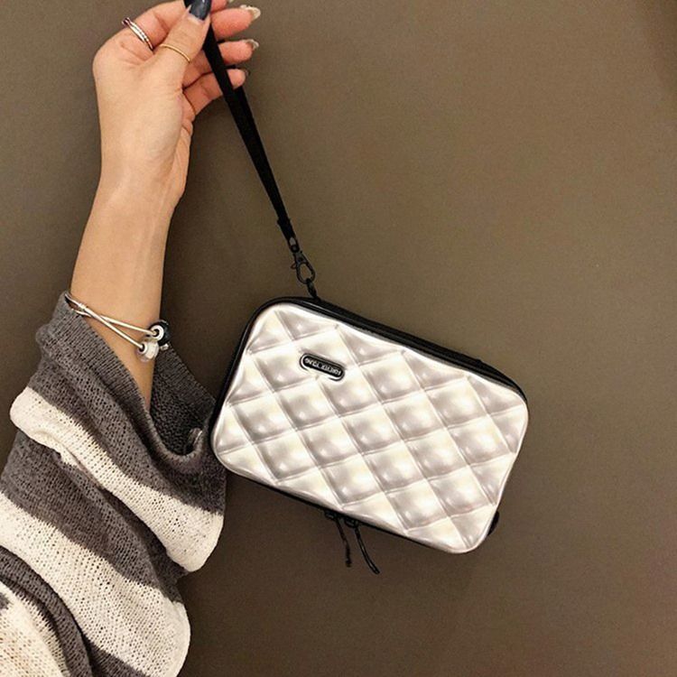 Rutpräglade Pvc Flap Crossbody-Väskor