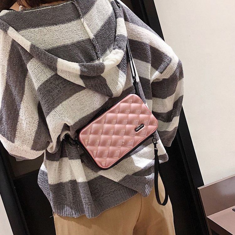Rutpräglade Pvc Flap Crossbody-Väskor