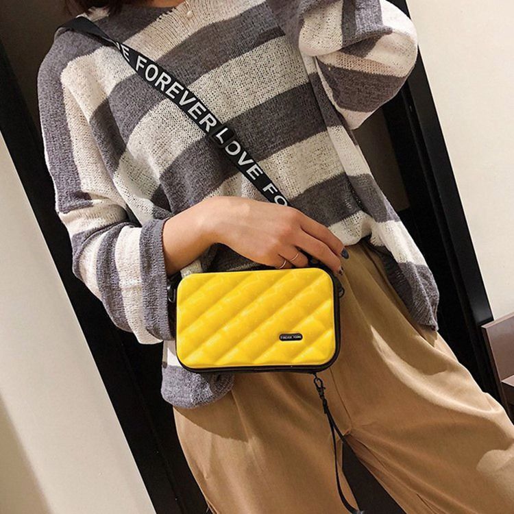 Rutpräglade Pvc Flap Crossbody-Väskor