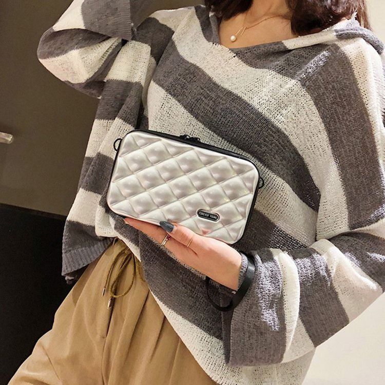 Rutpräglade Pvc Flap Crossbody-Väskor