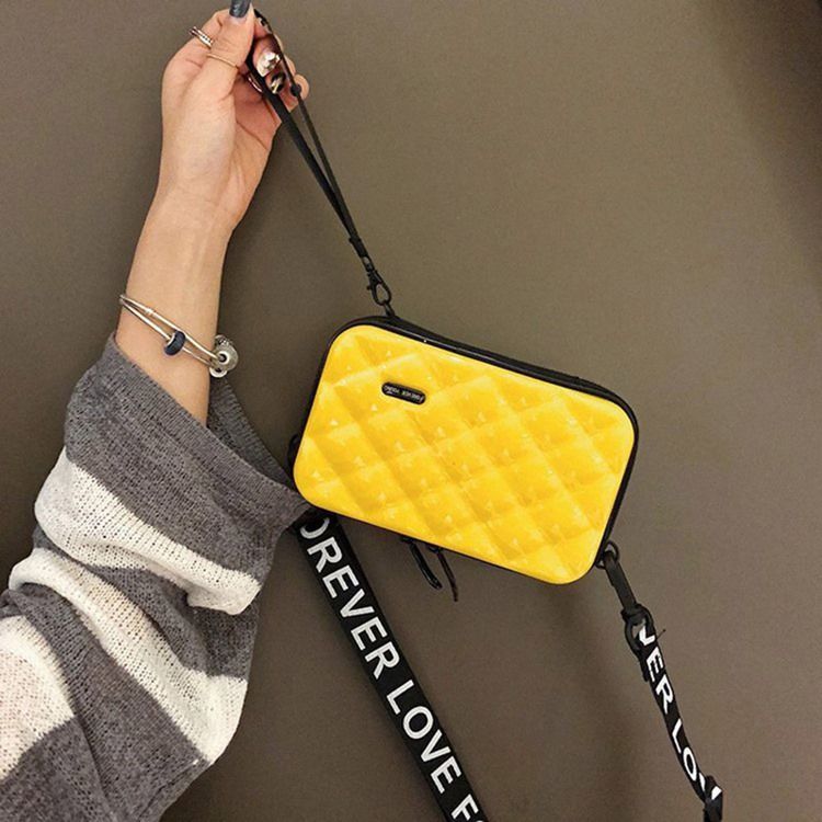 Rutpräglade Pvc Flap Crossbody-Väskor